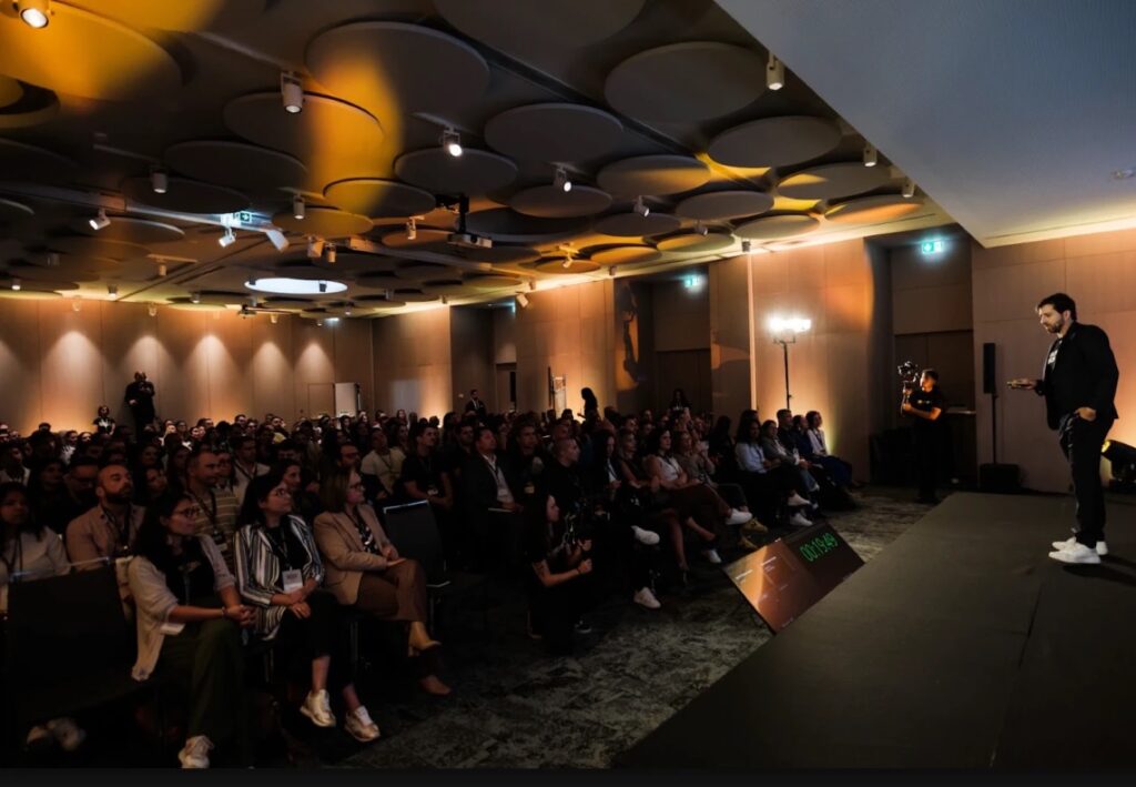 Luciano Larrossa a falar para uma sala cheia no evento Master Scale