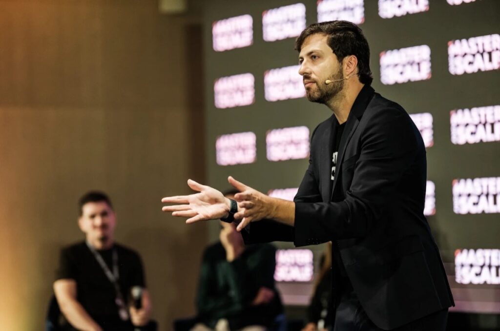 Luciano Larrossa a falar no palco do evento Master Scale