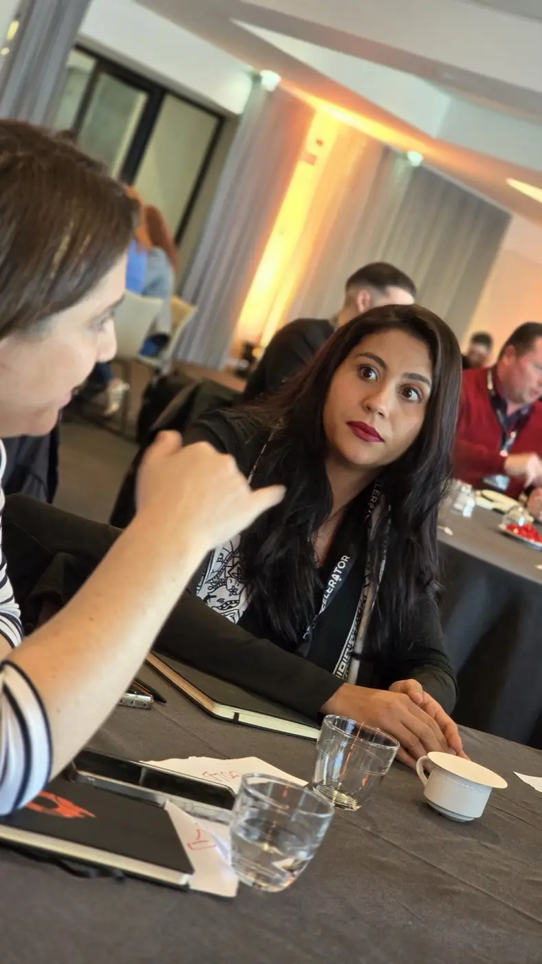 Duas alunas do Accelerator a trocar ideias durante o encontro presencial