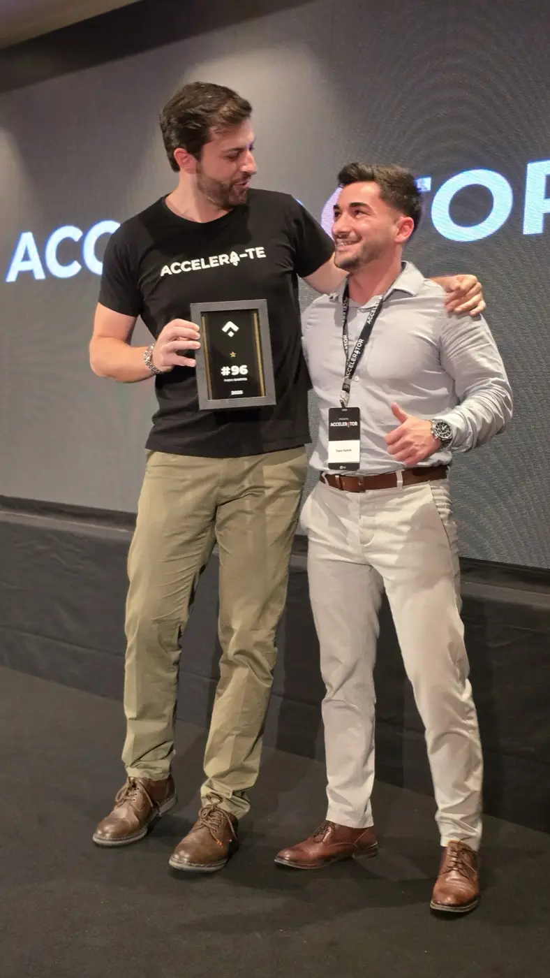 Luciano Larrossa com um aluno do Accelerator premiado no encontro presencial