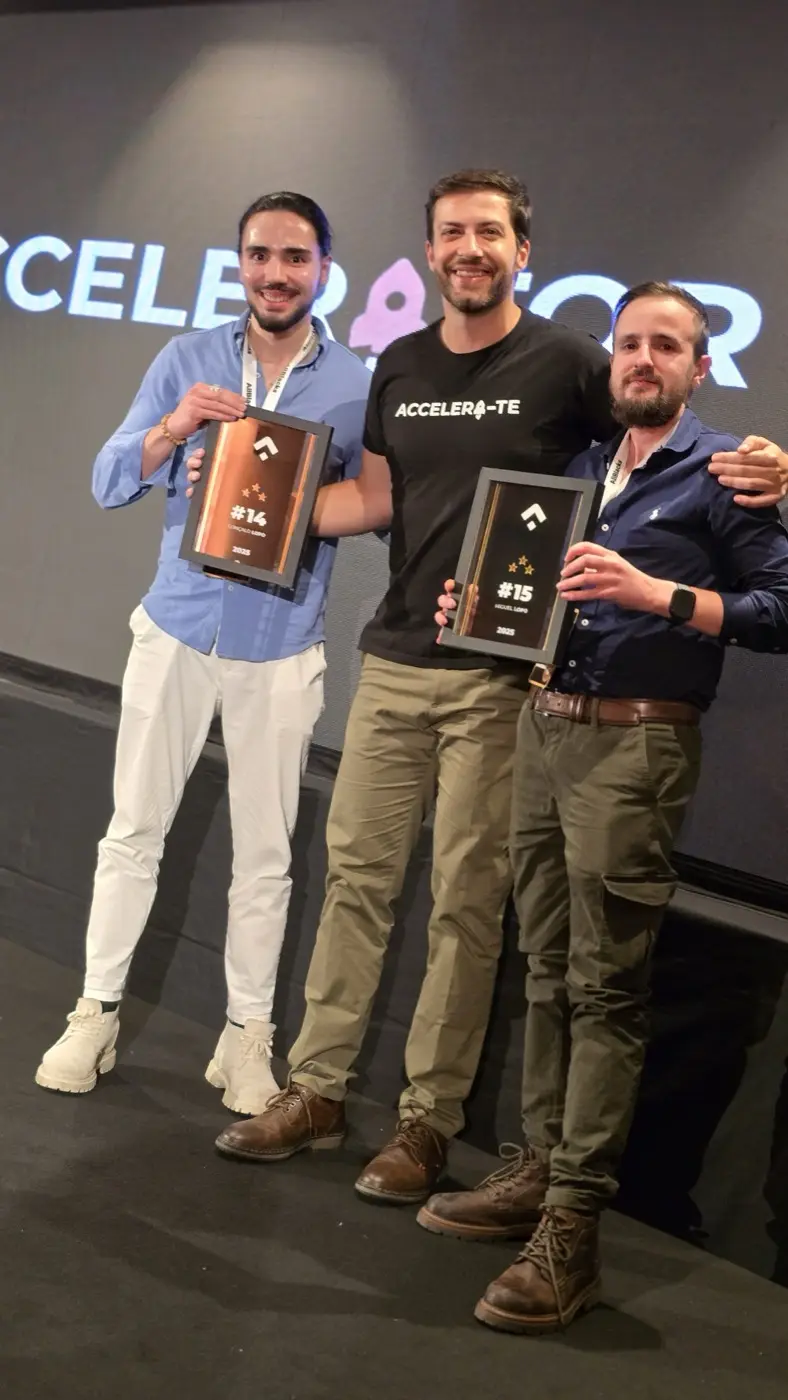Luciano Larrossa com três alunos do Accelerator premiados no encontro presencial