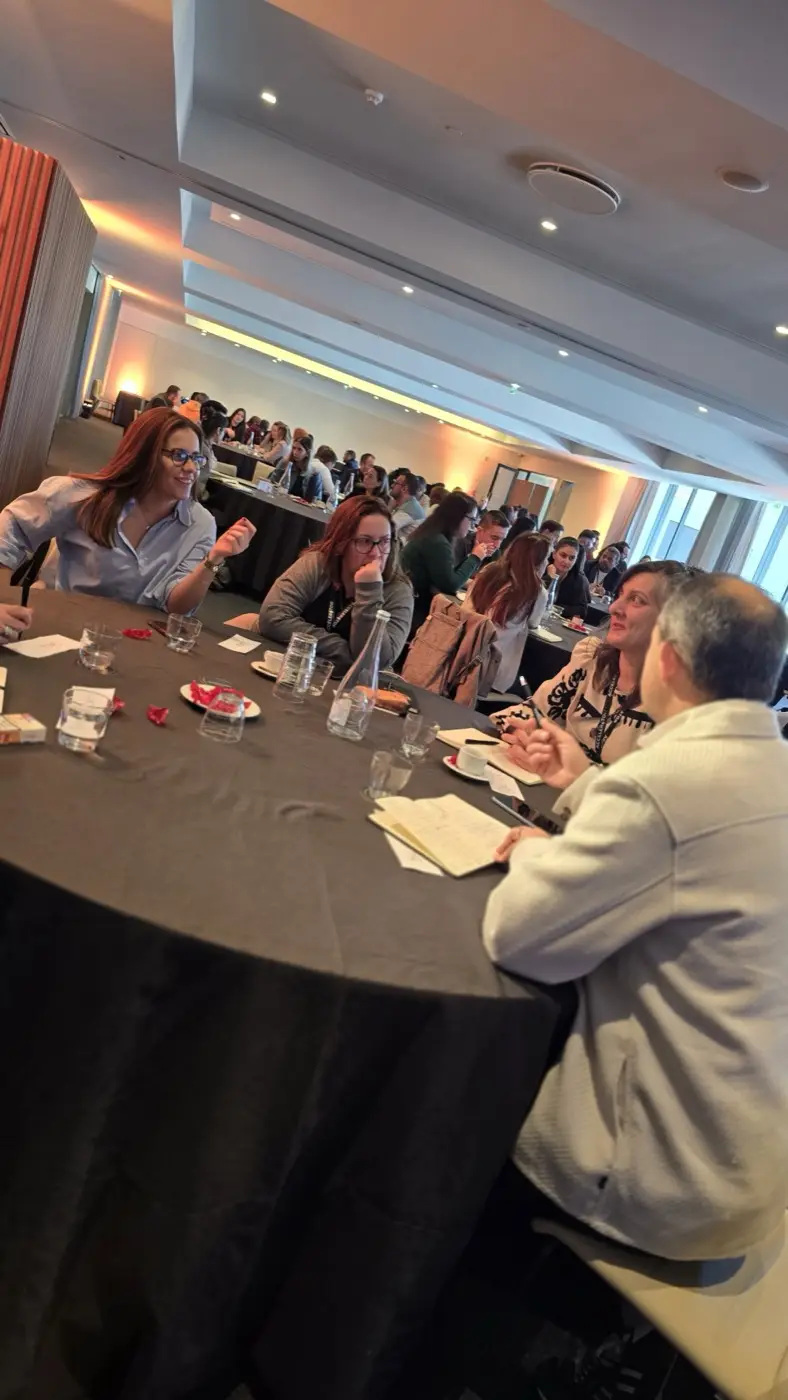 Alunos do Accelerator em conversa à mesa durante o encontro presencial