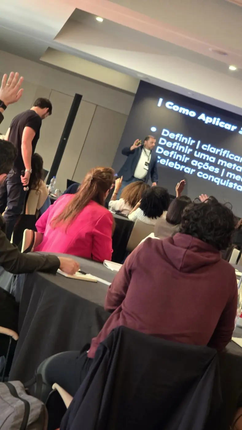 Palestra no encontro presencial do Accelerator, com alunos a participar
