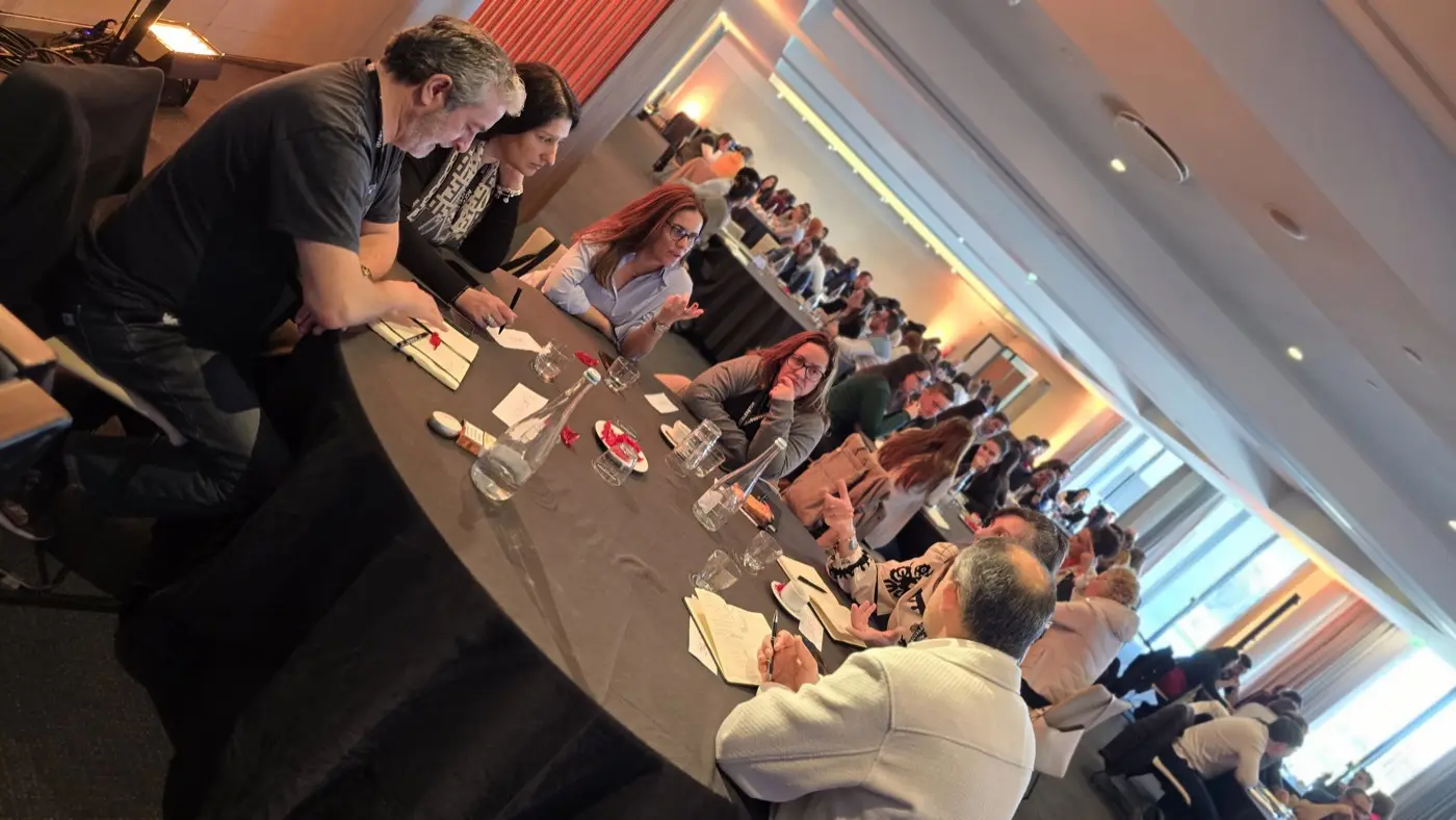 Alunos do Accelerator a trabalhar em sala no encontro presencial de fevereiro de 2026