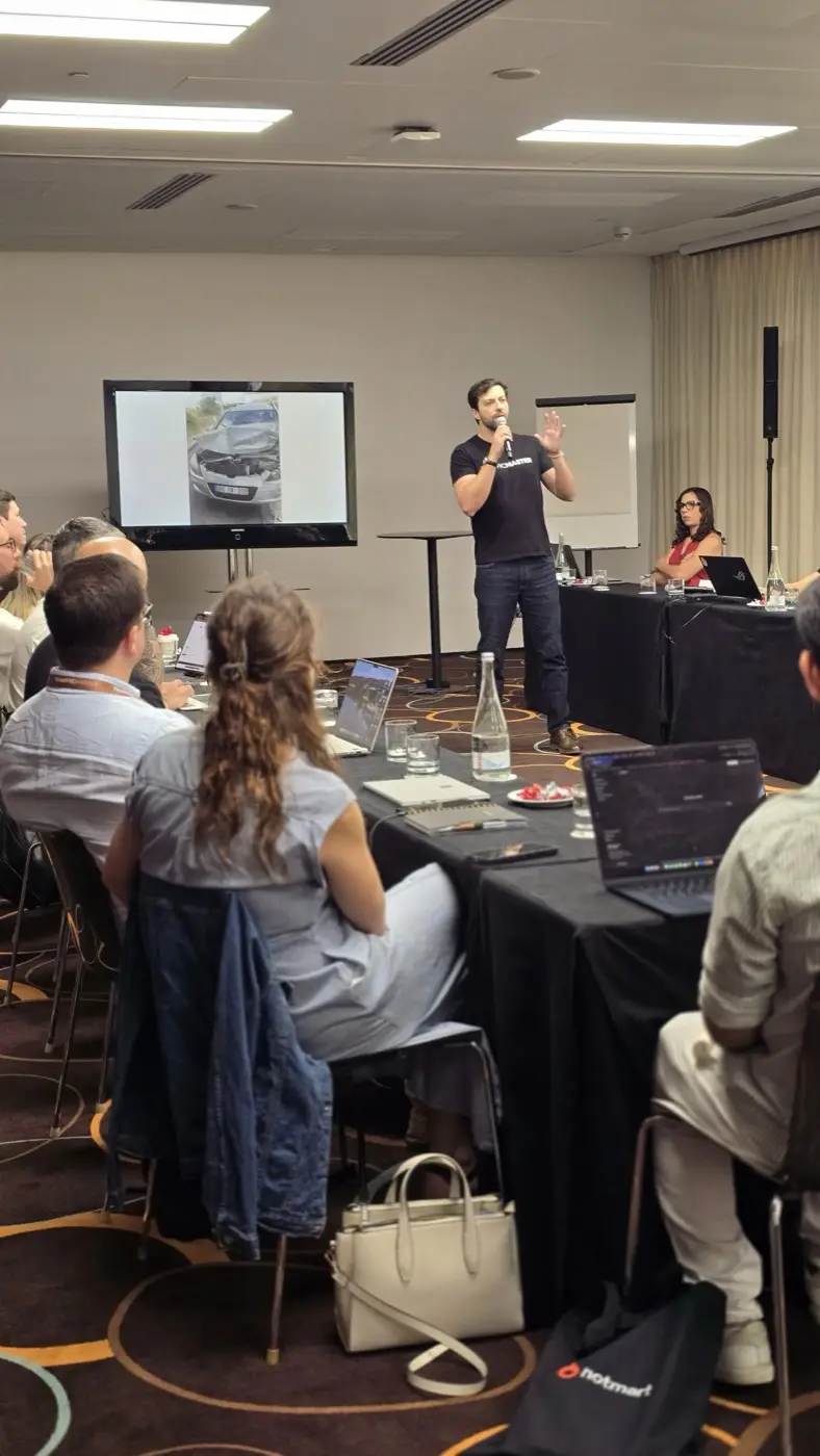 Aluno do Traffic Masters a apresentar o seu caso ao grupo no encontro presencial