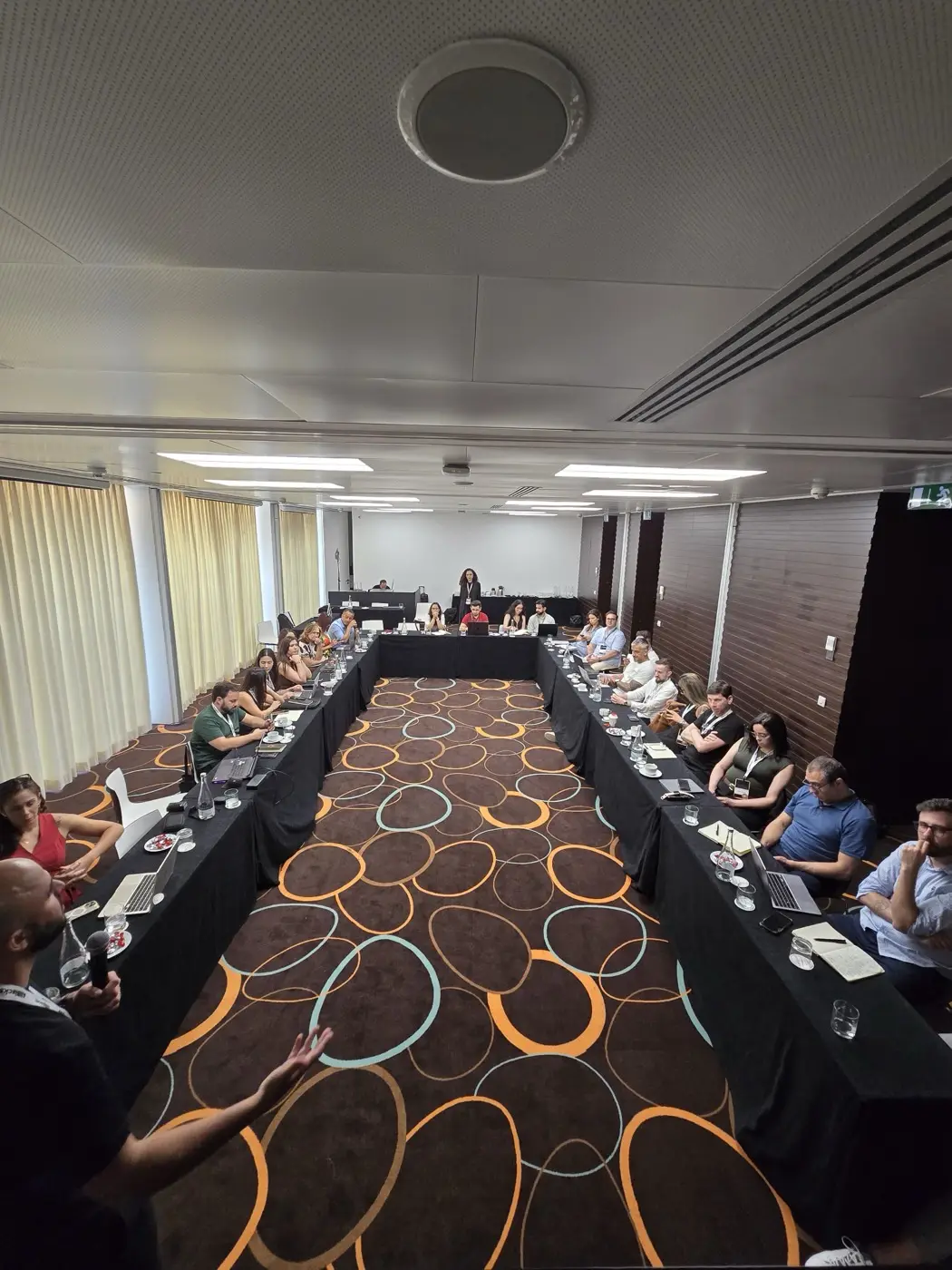 Alunos do Traffic Masters sentados em U durante o encontro presencial de maio de 2026